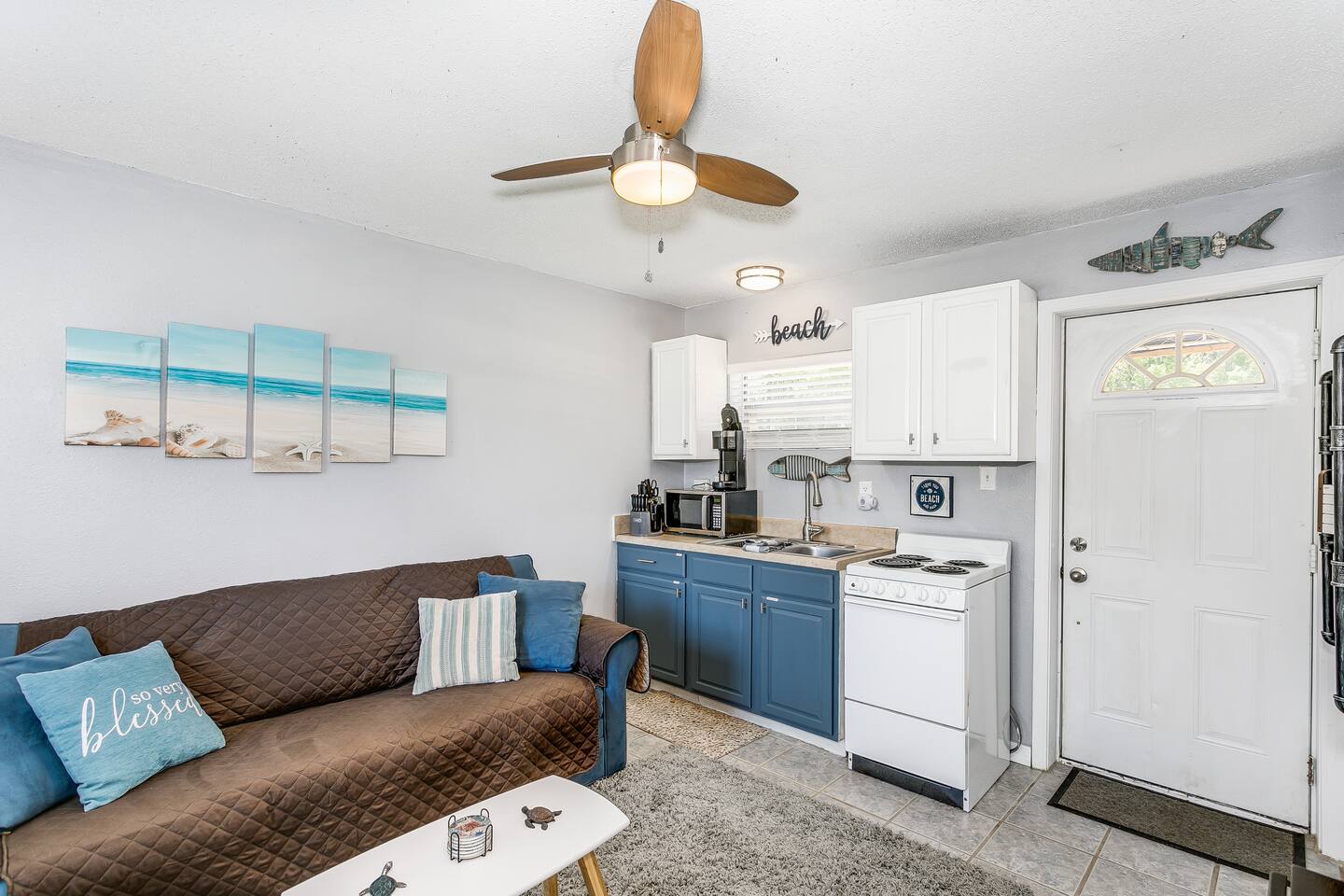 Quaint Tiny Home by the Bay (Mini Cottage)