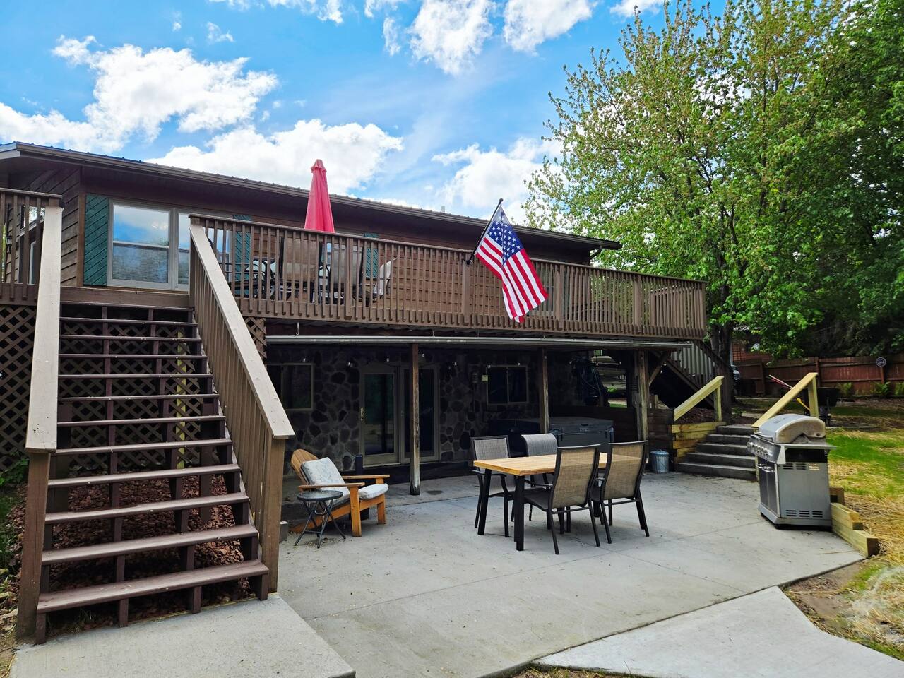 Lake Puckaway Retreat | Hot Tub