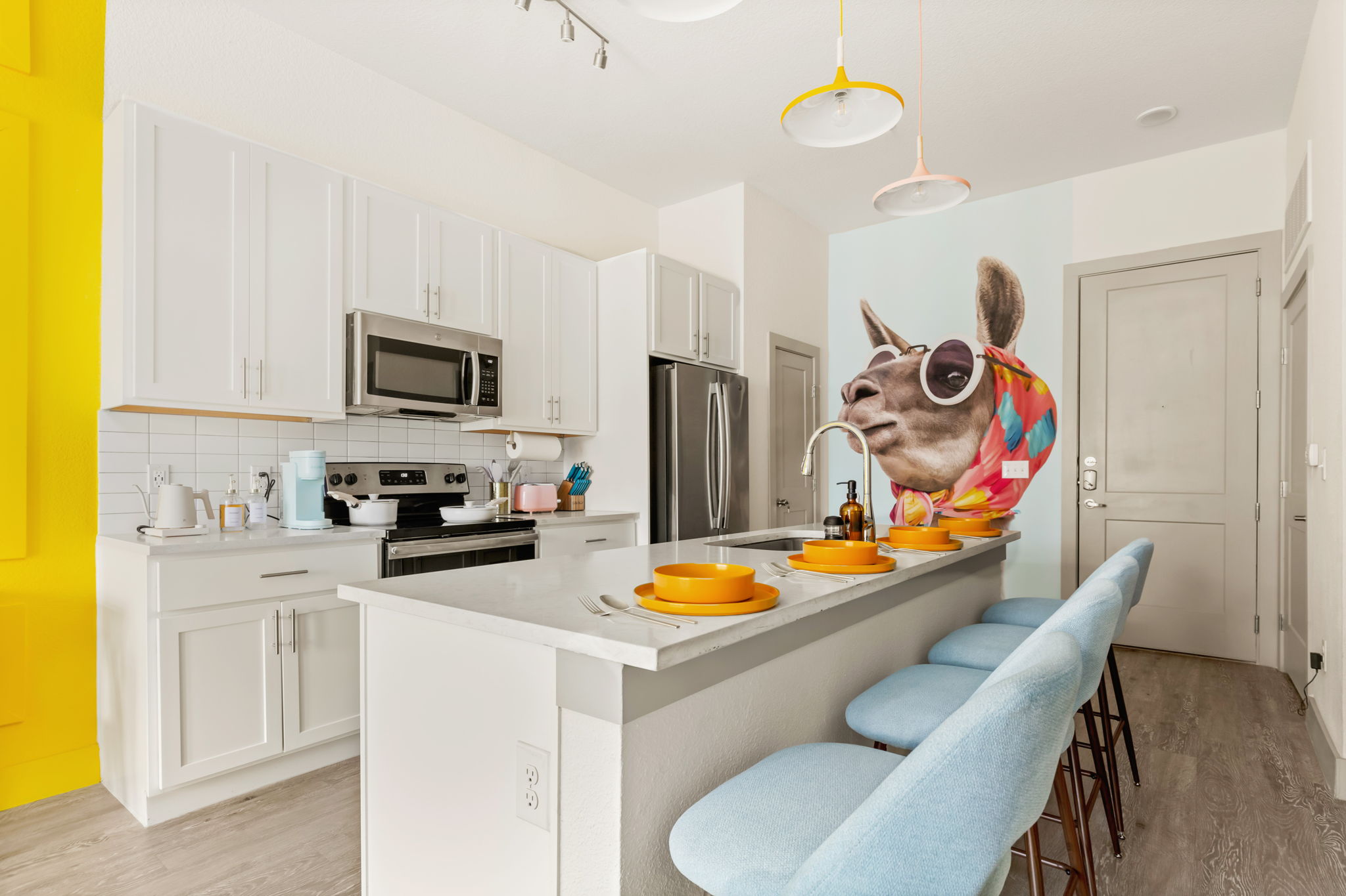 Pool, King Bed, Free Parking | Prime Location - Apartment