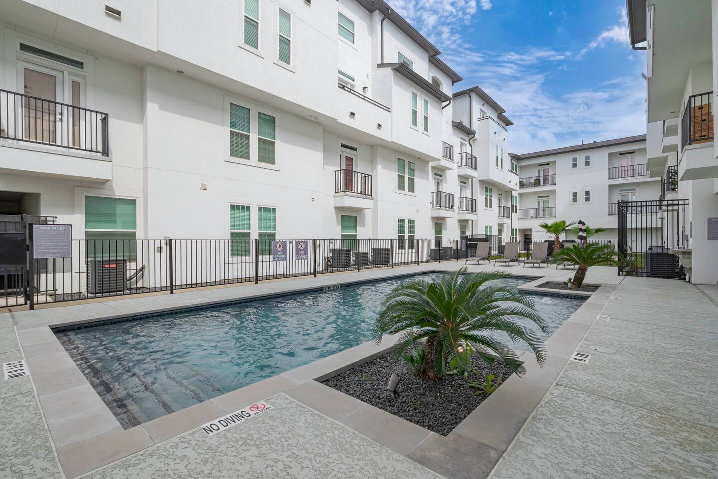 2 Bedroom/ 2 Bath Apartment, POOL and GYM. 3 Beds!