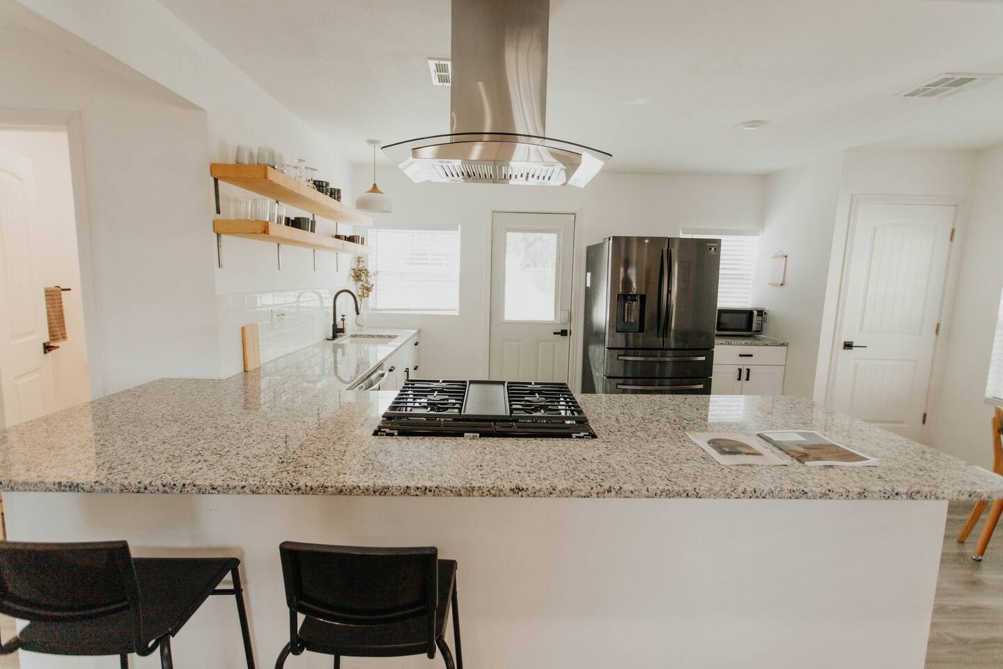 Private Pickleball Court! Lovely 2 Bedroom Home - Minutes to Everything