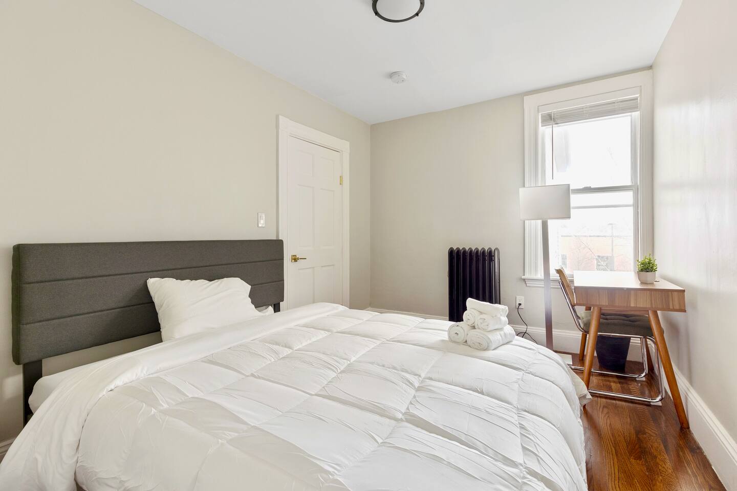 Renovated Queen Room. Near HBS