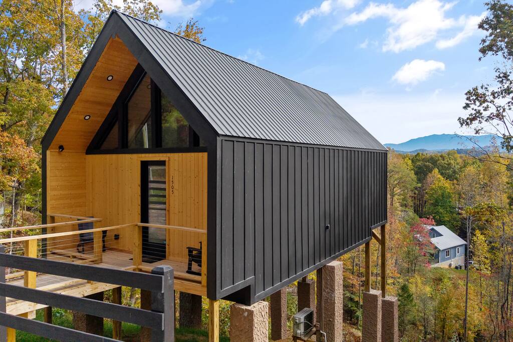 The Flame Azalea - Luxury Treehouse - Hot Tub, Wi-Fi, Soaring Views, 10 Min to PF - Perfect for Couples!