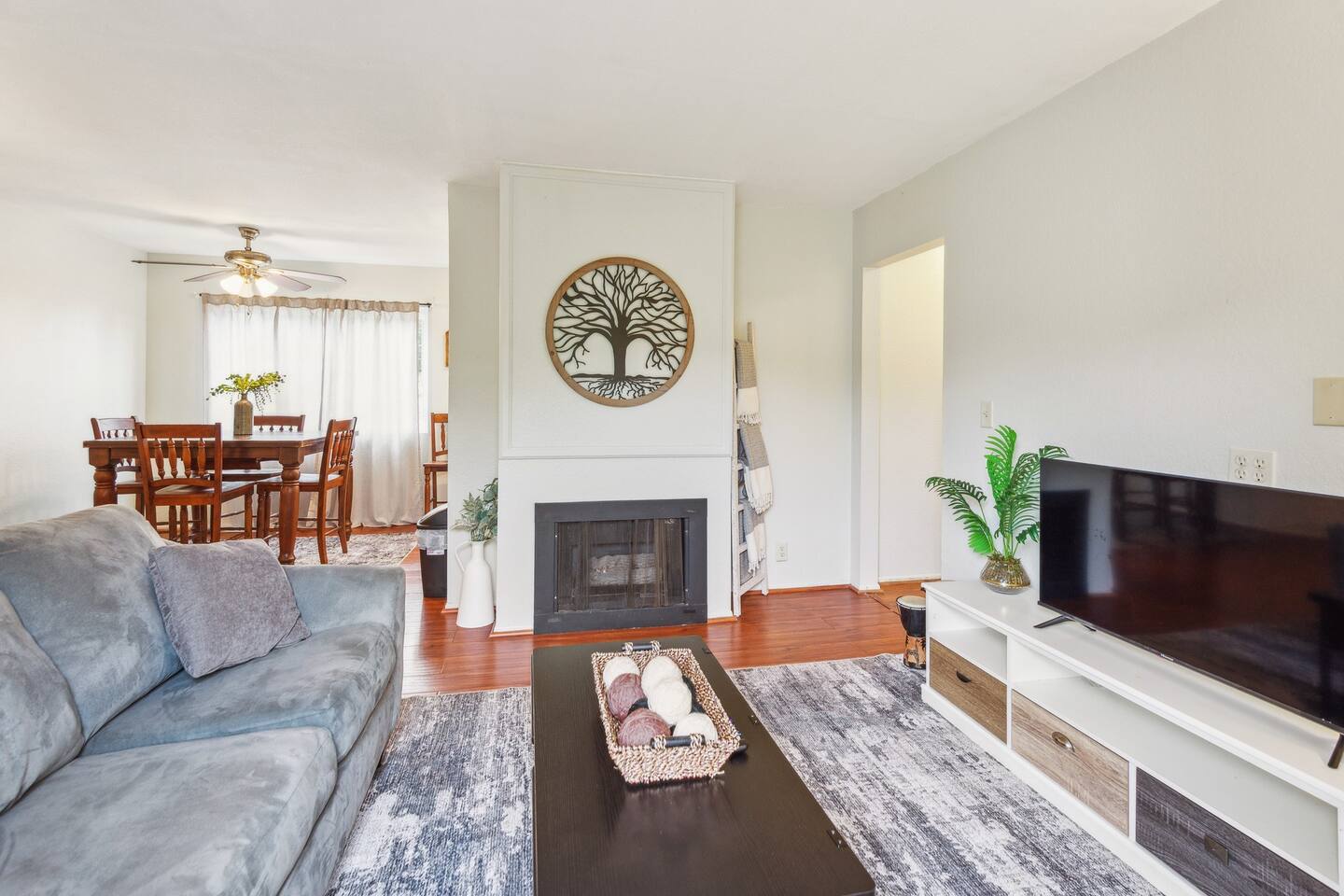 Parking/2bd/2b/WIFI/Smart TVs/Walk to Food/Fun