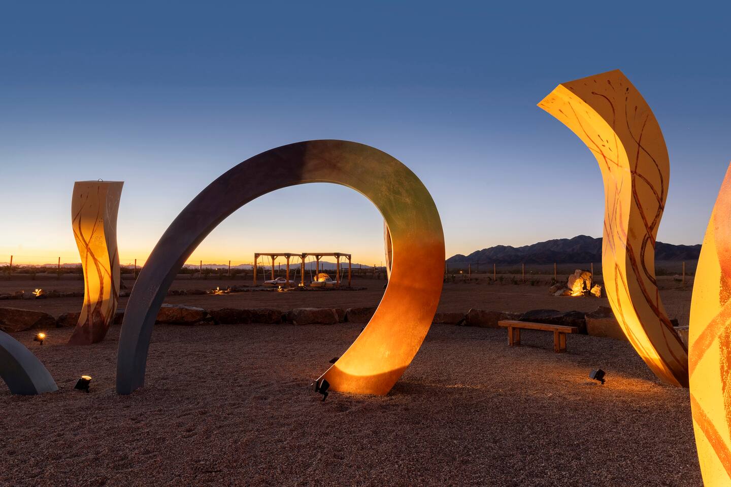 Lux Oasis w Hot Tub, Sculptures, EV Charger, Pool