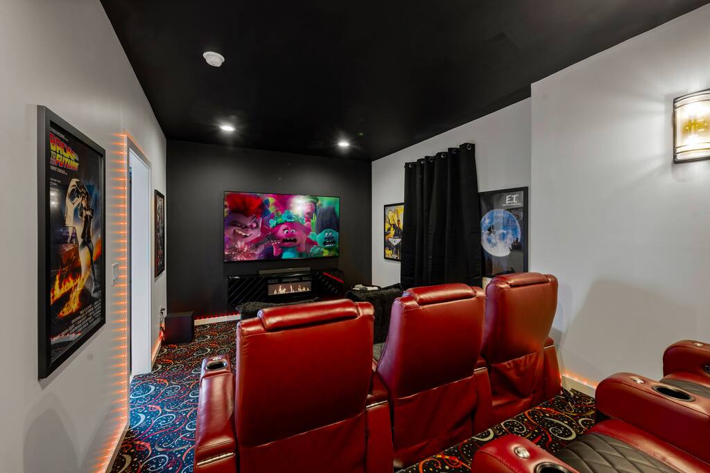 Epic Lux Cabin! Mountain View! Theatre! Game Room!