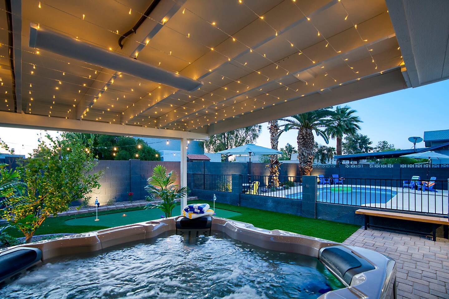 Sunny Poolside Getaway - Glow Golf| Hot Tub| Pool