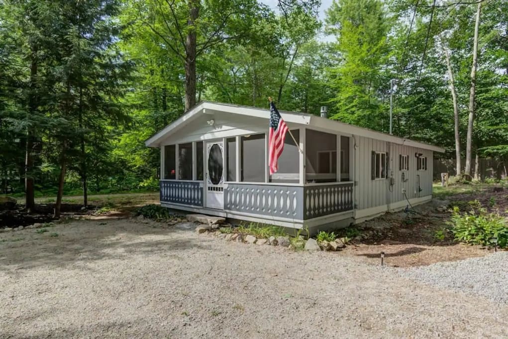 Cozy Dog-Friendly Cottage wScreened Porch by Pond!