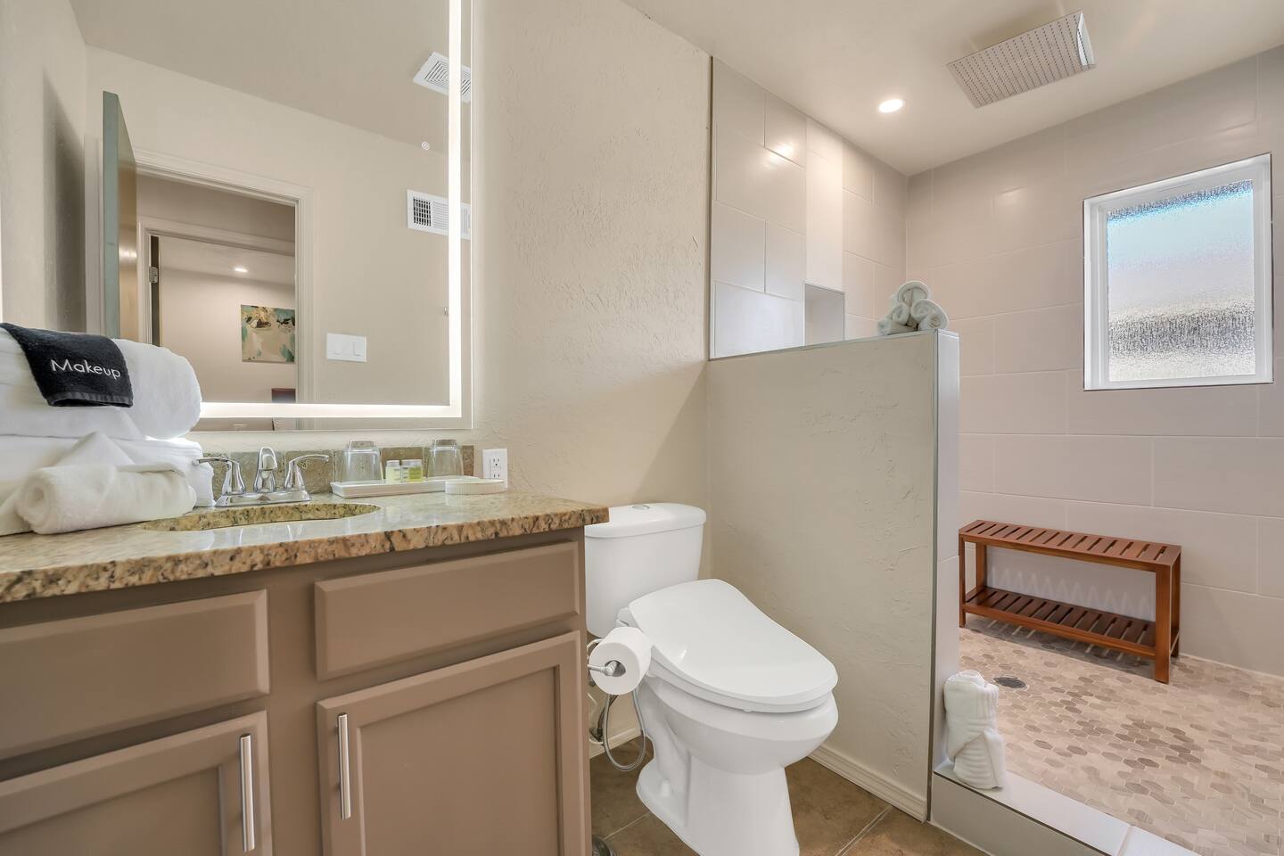 Oak's Beautiful Contemporary Suite #11