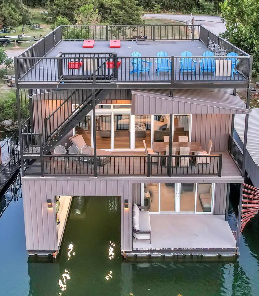 Luxurious Lakehouse Living