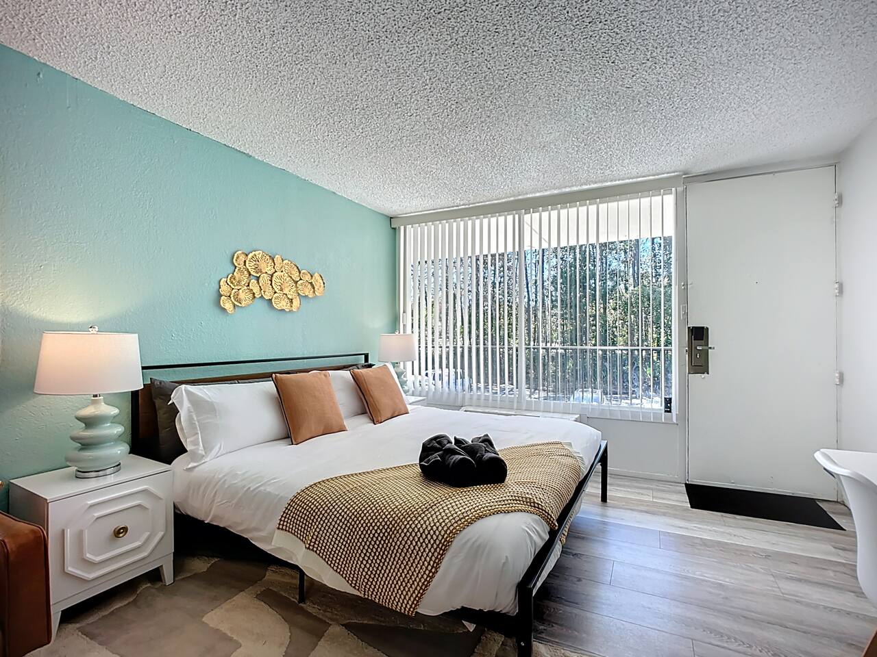 Bright Studio Near JAX Airport • Free Parking
