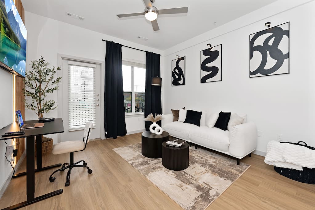Boston Modern Apt: Luxe Stay w/ Gym, Parking