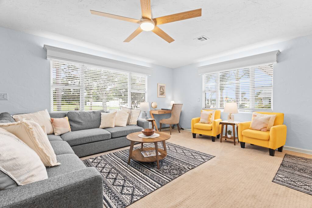 Comfortable Coastal Retreat. 2 Blocks From Beach