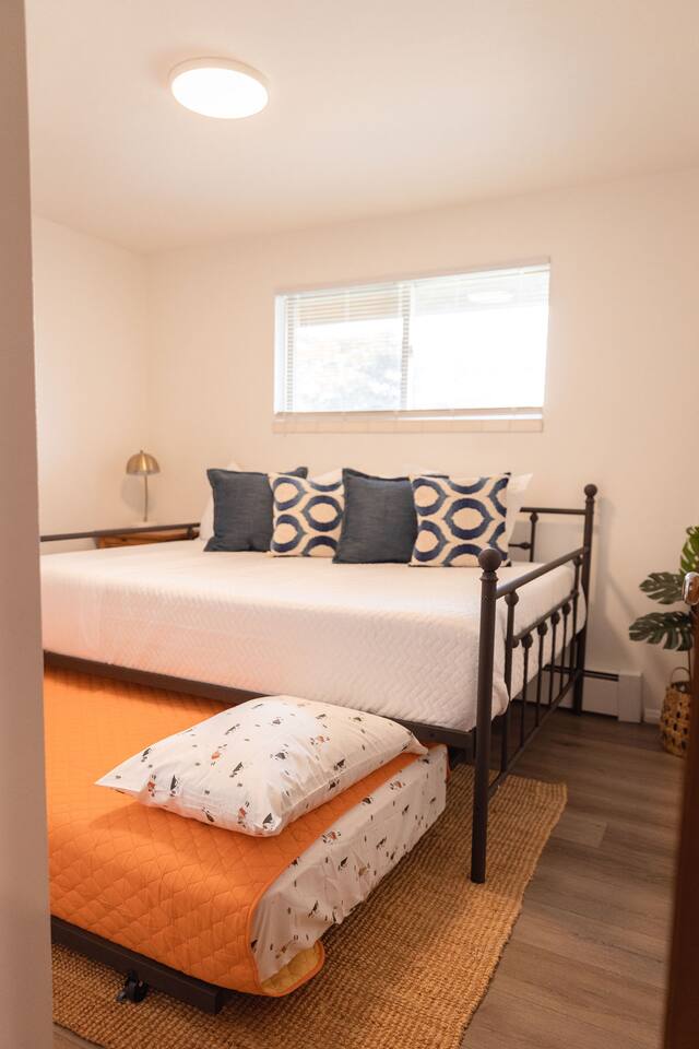 2nd bedroom, queen bed + single pullout