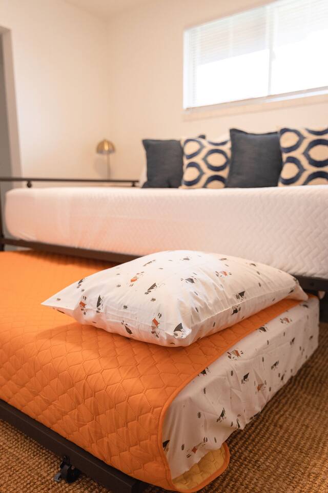 2nd bedroom, queen bed + single pullout