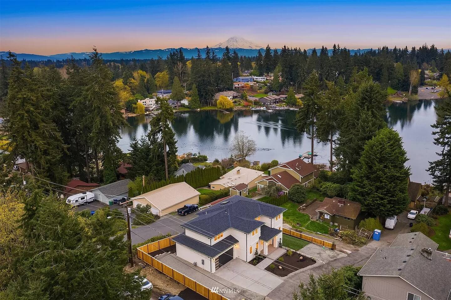 Beautiful lakeside retreat,close to SeaTac Airport