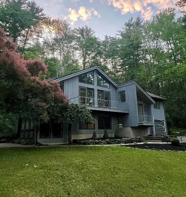 Luxurious 3Bdrm with indoor heated Pool year round