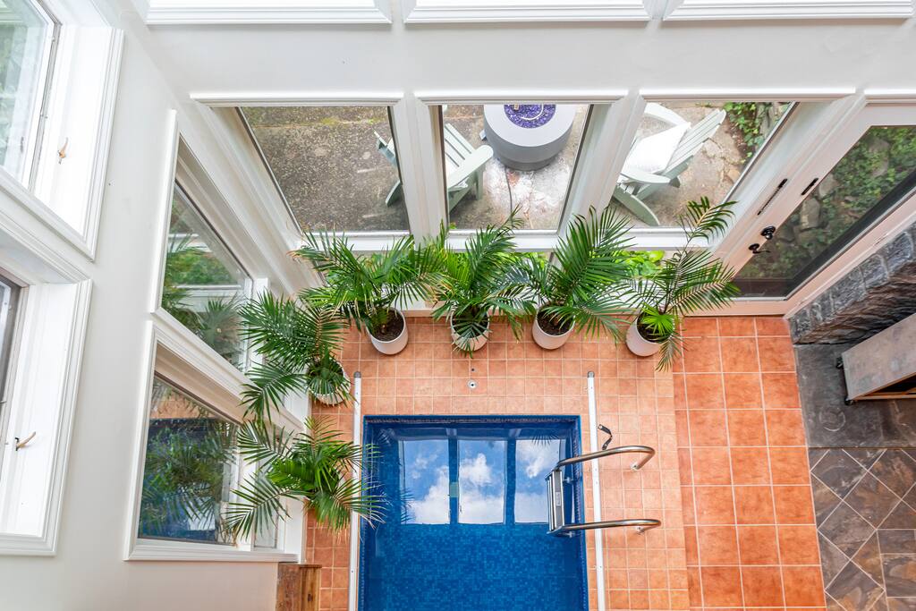 Luxurious 3Bdrm with indoor heated Pool year round