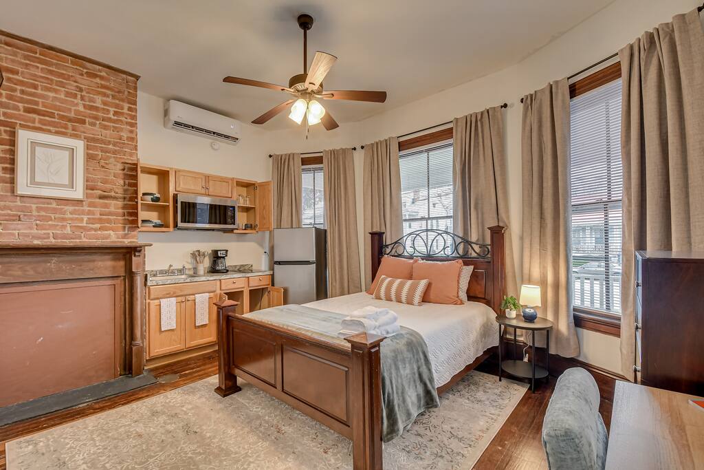 1BD/1BA - Historic DT Augusta Unit A -SuperHost!