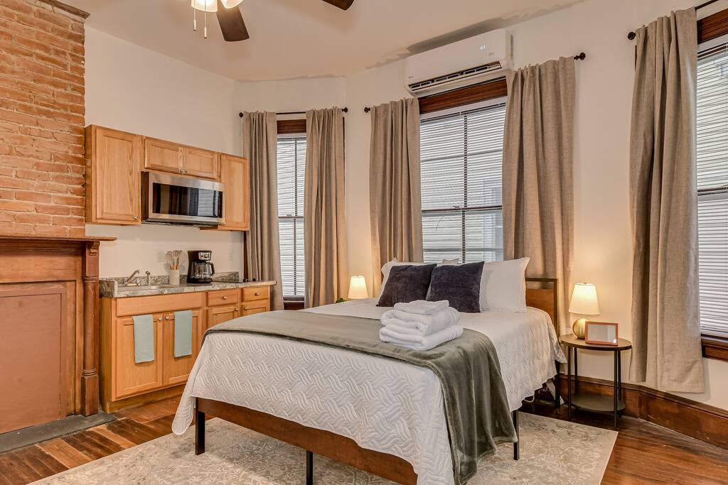 1BD/1BA - Historic DT Augusta Unit B - SuperHost!