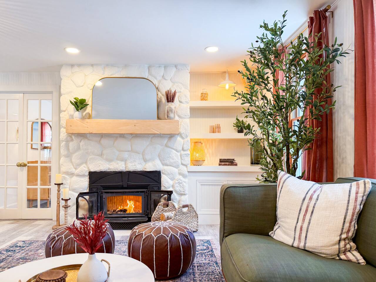 Lg modern farmhouse|Luxe|Htub|Game Room|Fireplace