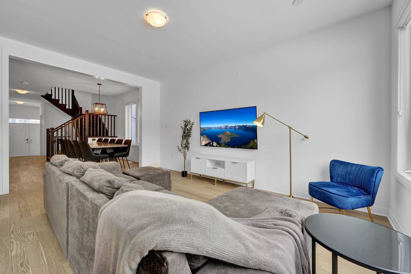 Massive 8 Bed Luxury Estate+65" TV+Free Parking