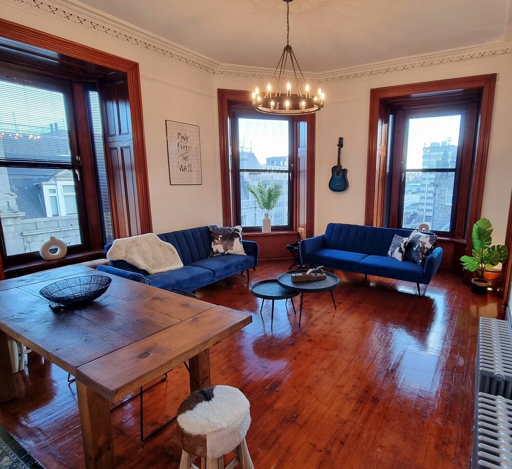 Luxury 2 bedroom city centre apartment with panoramic views and high ceilings