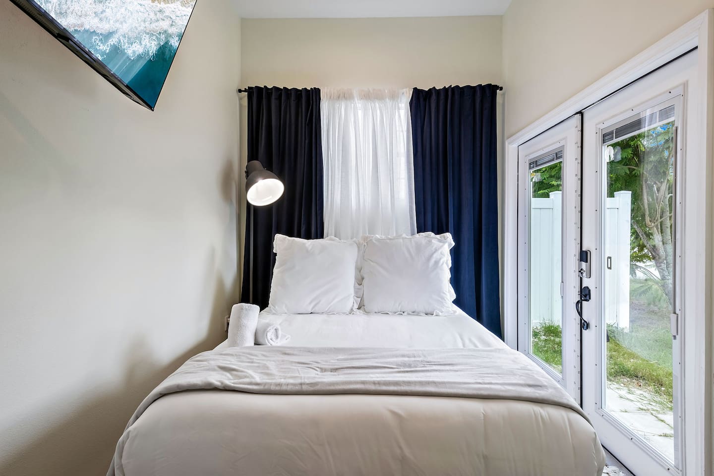 Central Gem: Modern One Bedroom Oasis