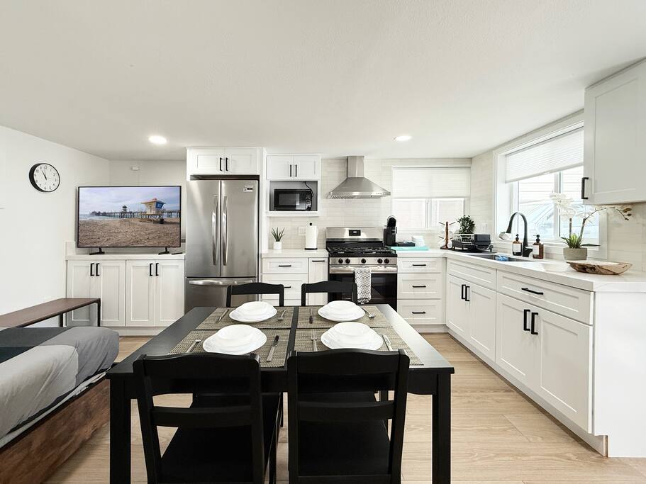 Modern Cozy Retreat Near Westminster and Beaches