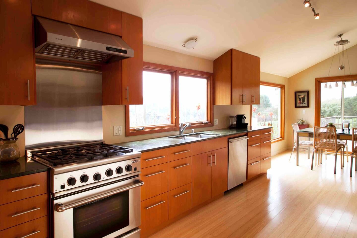 Vineyard hideaway w/ hot tub & fireplace