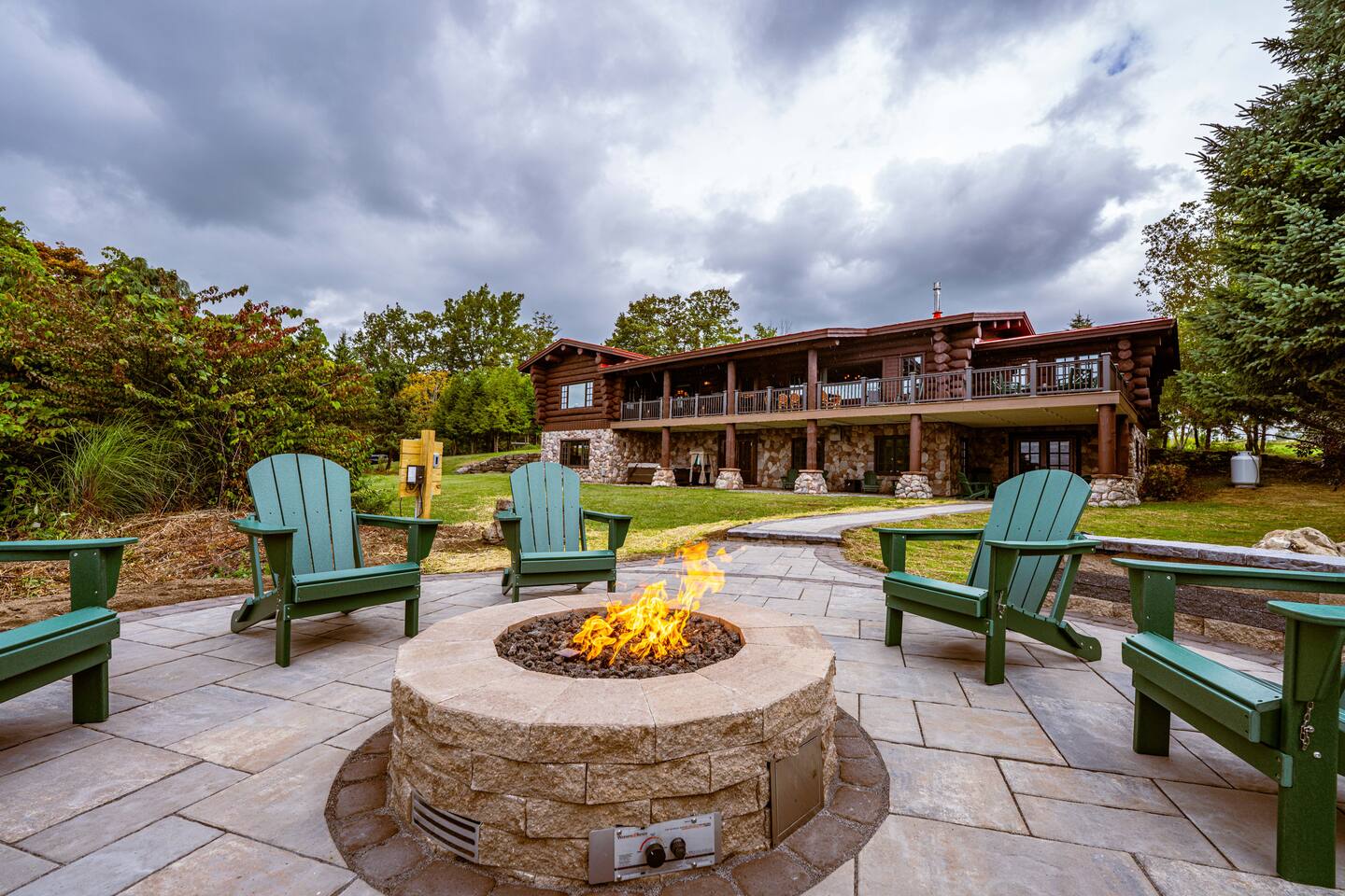 Luxury Lodge | HotTub & Firepit | Snowmobile Trail