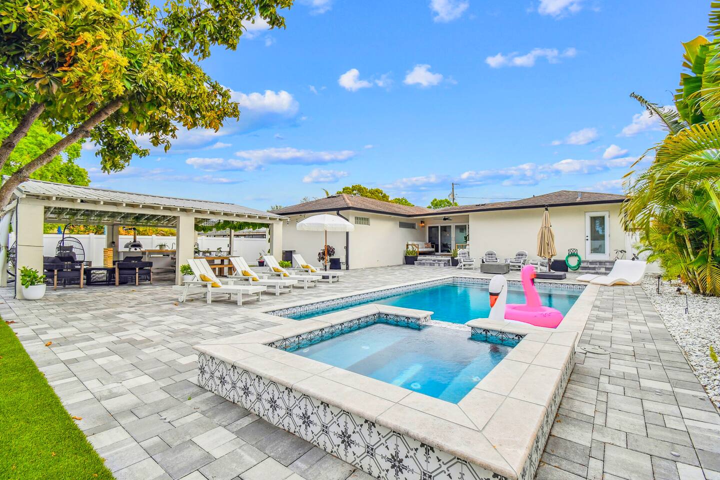 Group Retreat | Pool l Hot Tub l Outdoor Fun!