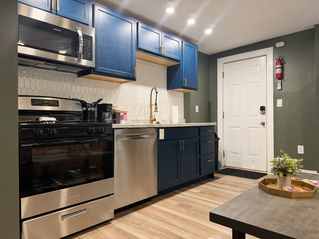 Chandler D | KING 1BD/1BA Apt near Downtown