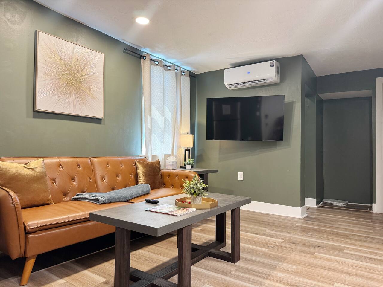 Chandler D | KING 1BD/1BA Apt near Downtown