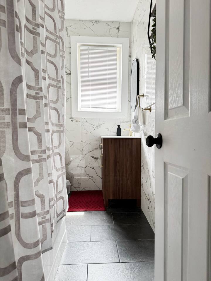 Chandler D | KING 1BD/1BA Apt near Downtown