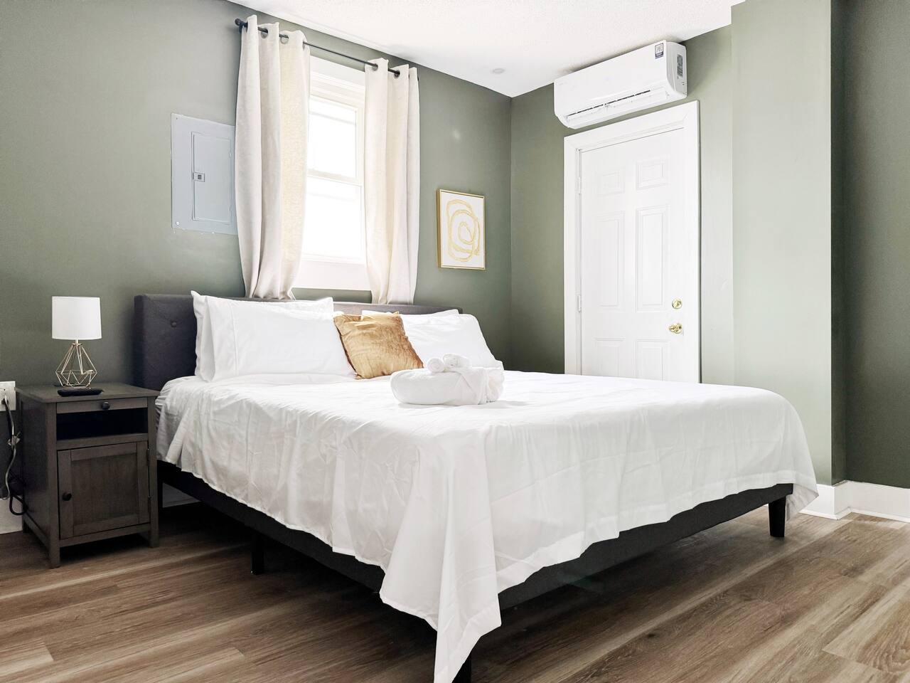 Chandler D | KING 1BD/1BA Apt near Downtown