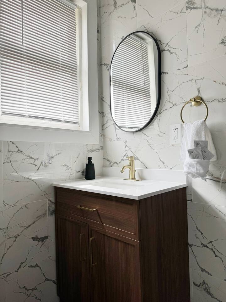 Chandler D | KING 1BD/1BA Apt near Downtown