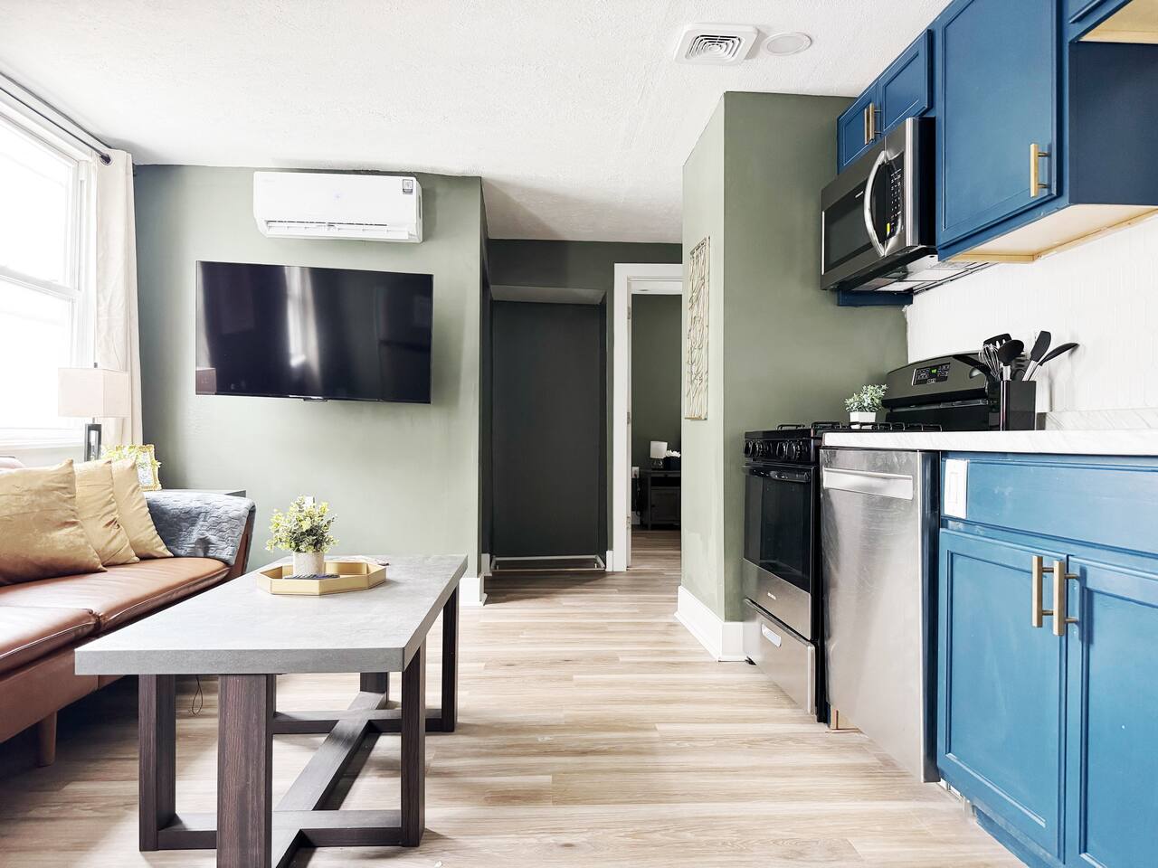 Chandler D | KING 1BD/1BA Apt near Downtown