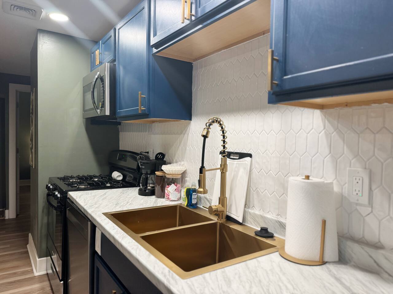 Chandler D | KING 1BD/1BA Apt near Downtown