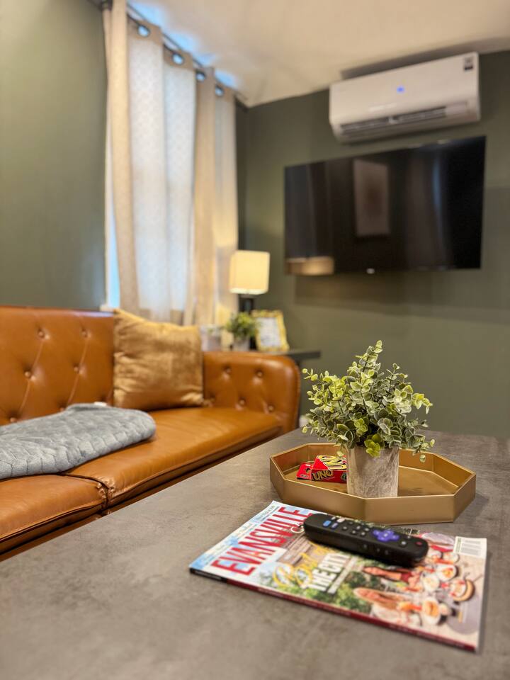 Chandler D | KING 1BD/1BA Apt near Downtown