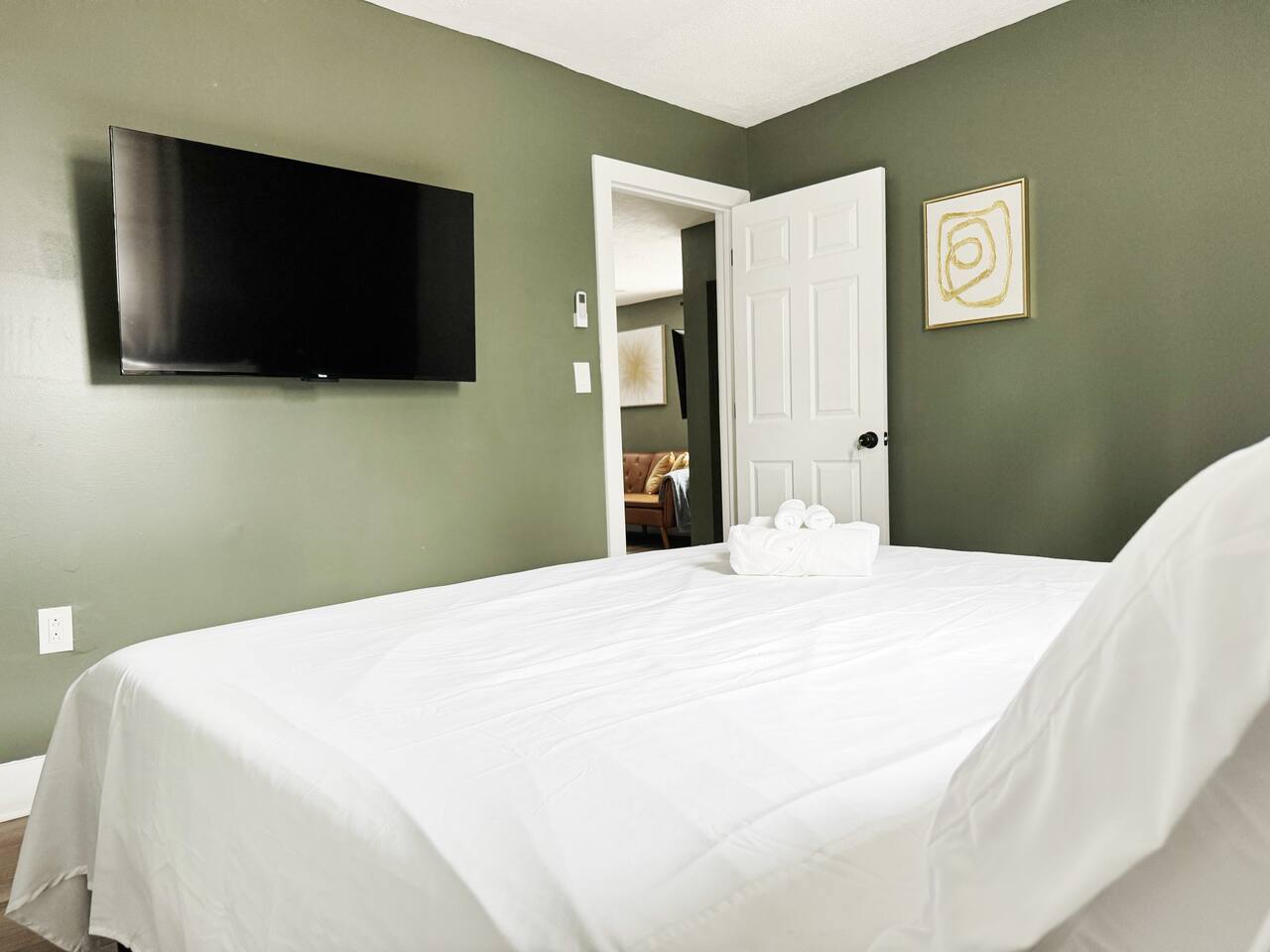 Chandler D | KING 1BD/1BA Apt near Downtown