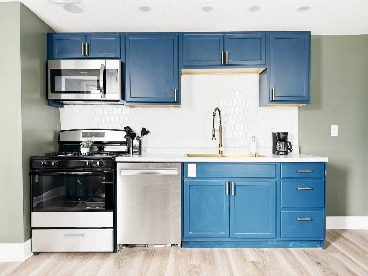 Chandler D | KING 1BD/1BA Apt near Downtown