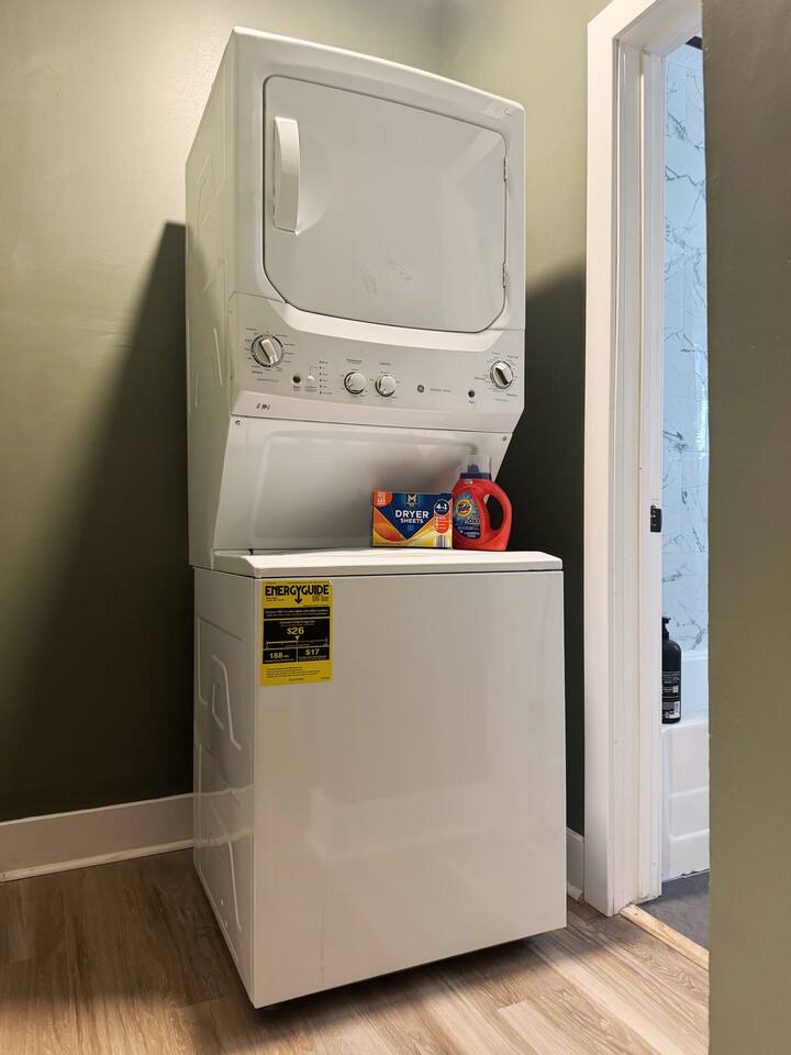 Chandler D | KING 1BD/1BA Apt near Downtown