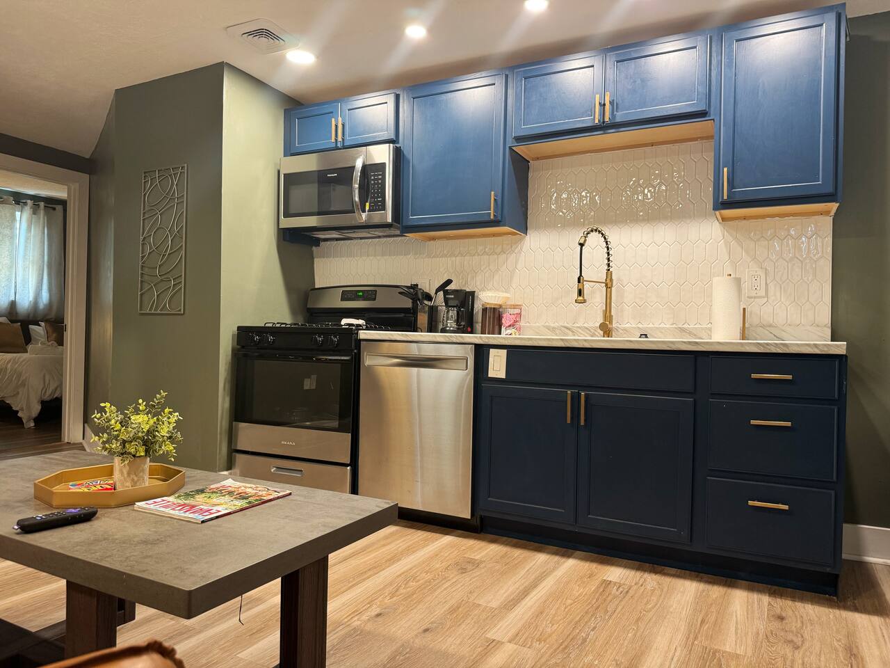 Chandler D | KING 1BD/1BA Apt near Downtown