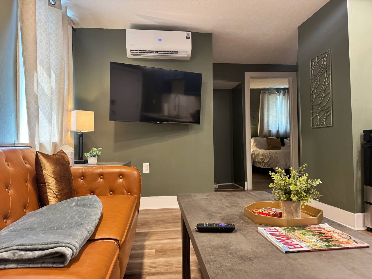 Chandler D | KING 1BD/1BA Apt near Downtown photo 5