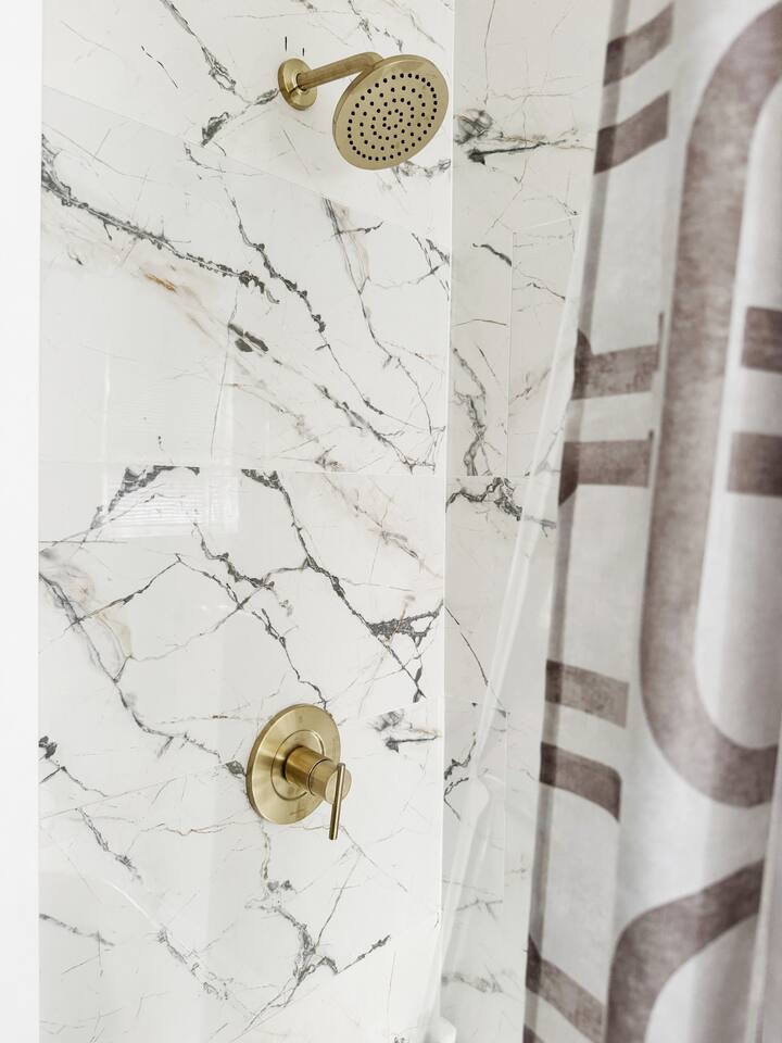 Chandler D | KING 1BD/1BA Apt near Downtown