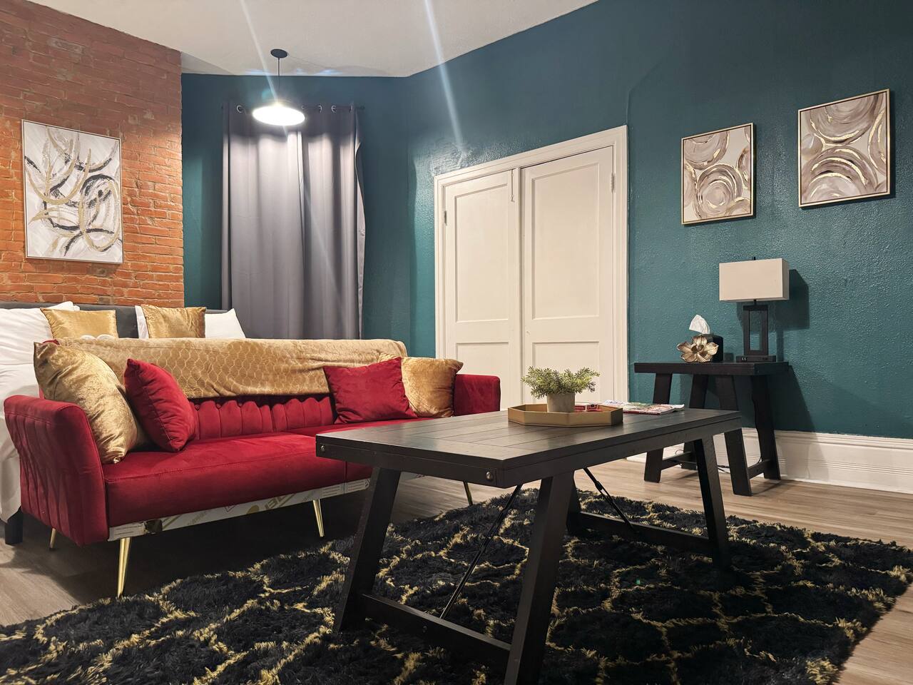 Chandler F | KING 1BD/1BA Apt near Downtown