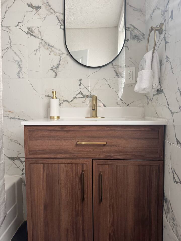 Chandler F | KING 1BD/1BA Apt near Downtown