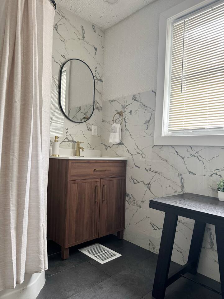 Chandler F | KING 1BD/1BA Apt near Downtown