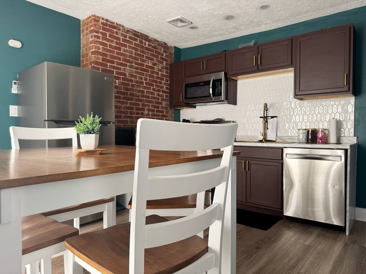 Chandler F | KING 1BD/1BA Apt near Downtown